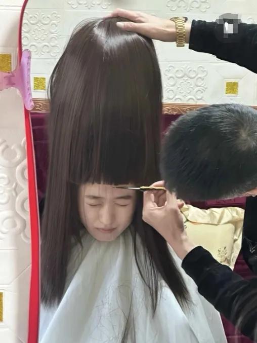 理发师你这是糊弄人吗？叫你剪个显得高点发型，你这是给我整了个“黑白无常”吗？[捂
