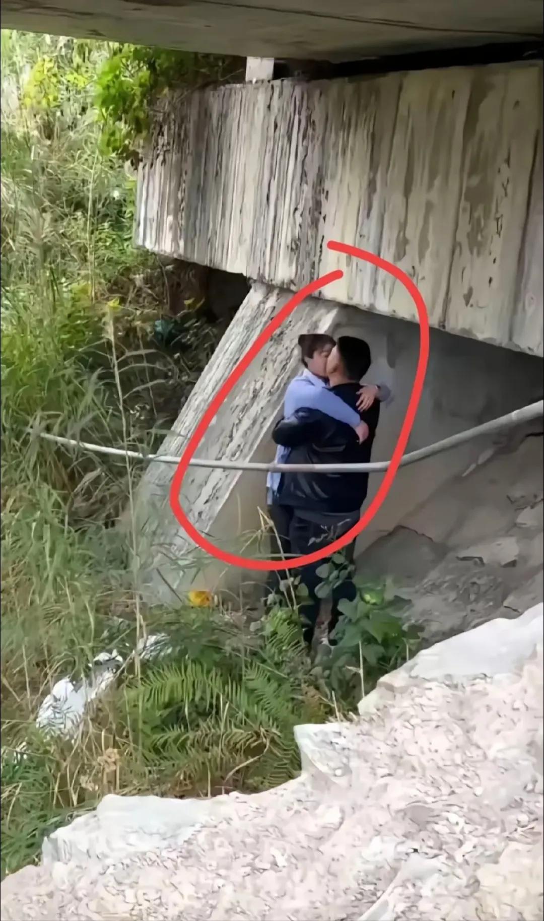 这两口子真是的，干嘛在这个地方近乎，在家不行吗？太影响我钓鱼了！