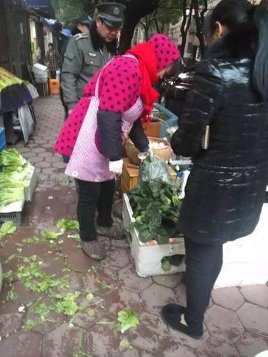 下班回家还要记着两个字.回家买菜去烧饭.家里人还等着吃饭呢，天色已经渐渐暗了下来