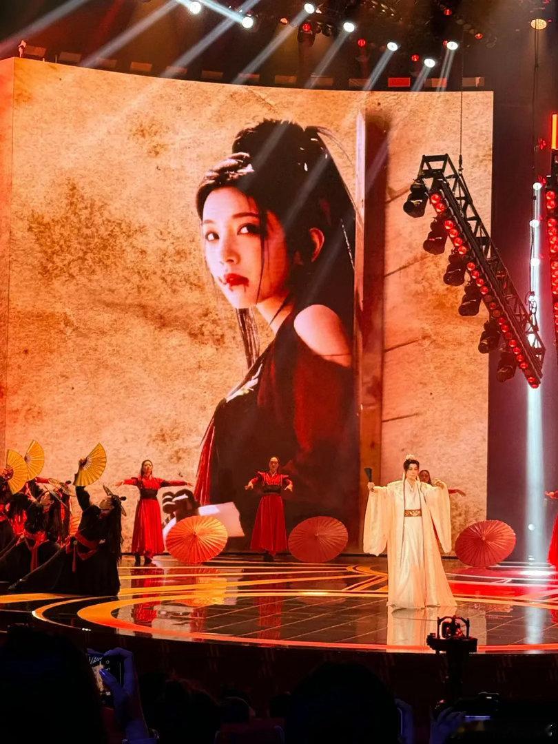 李云霄凭镖人燕子娘一角获得电影频道最受传媒关注女配角奖项这居然是美女跨界的第一个