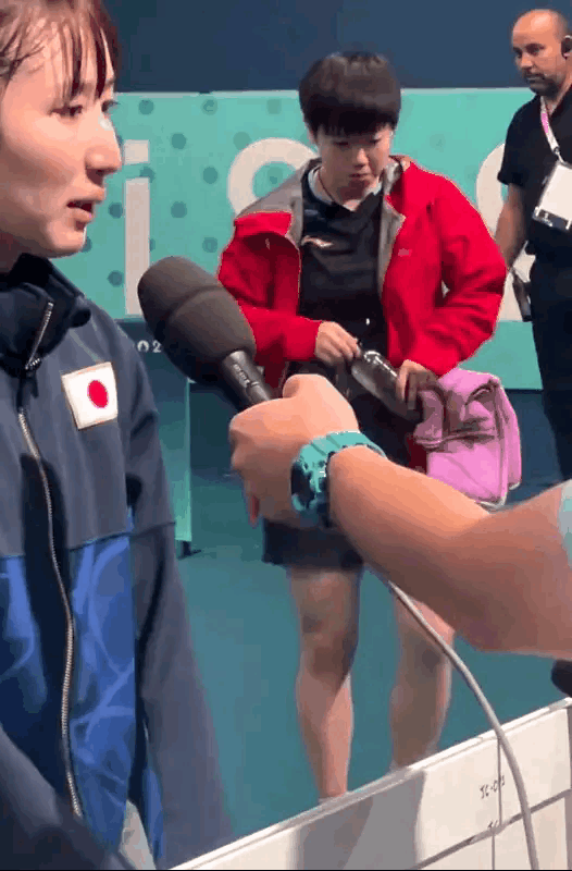 笑不活了！早田希娜被孙颖莎打哭，比赛结束后，接受采访时她肉眼可见的伤心，结果莎莎