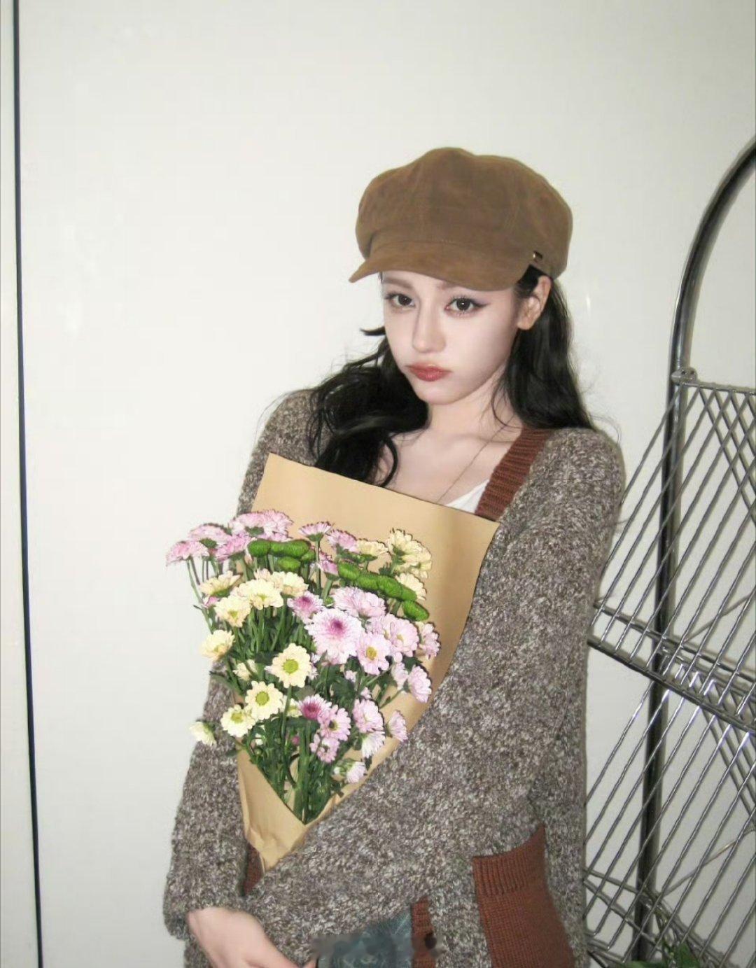 迪丽热巴最新营业怎么感觉妆容和衣服风格不太搭啊？ ​​​