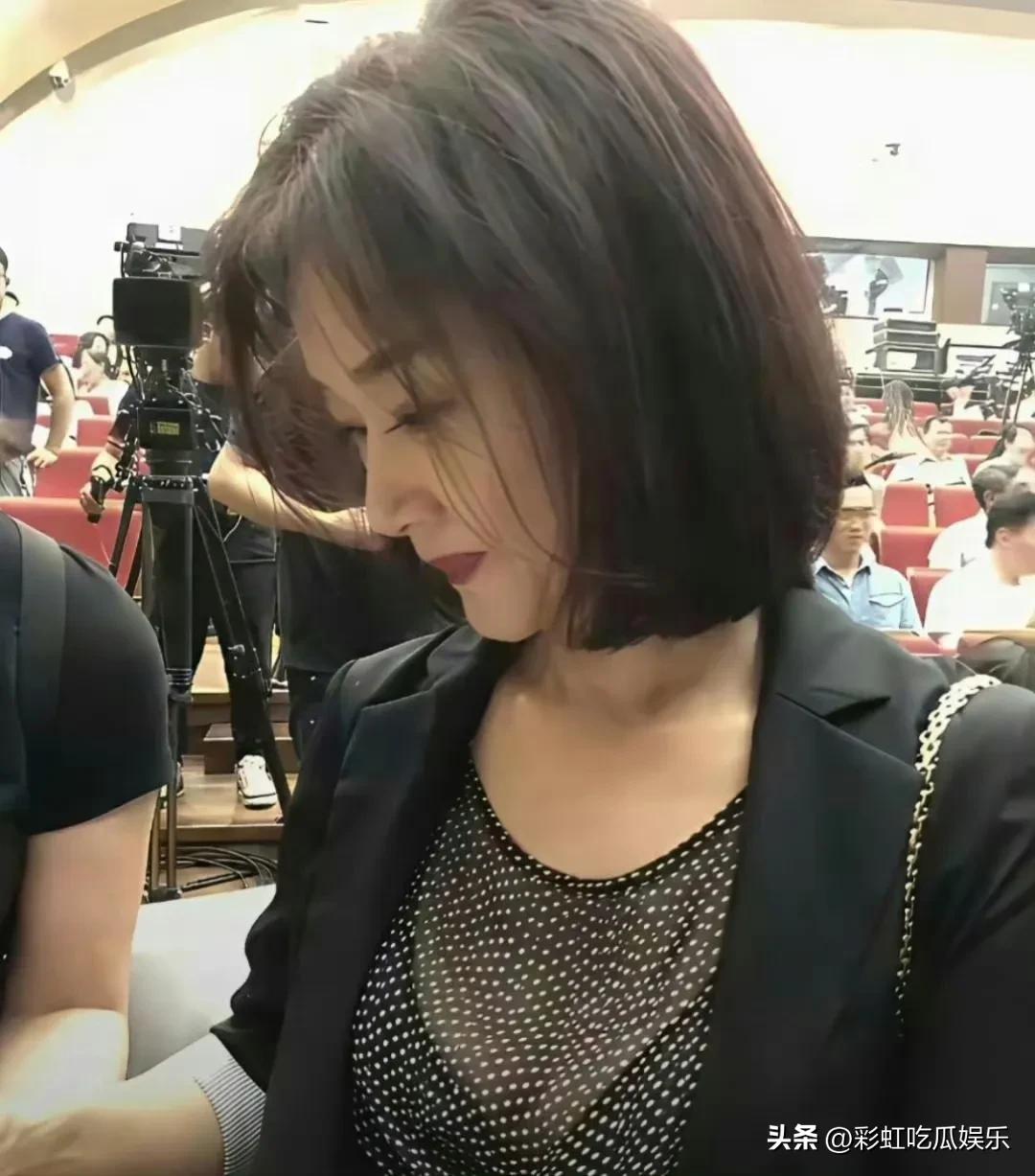 宋祖英状态太好了，网友偶遇宋祖英请她签名，她很快就答应了，一点明星架子都没有。