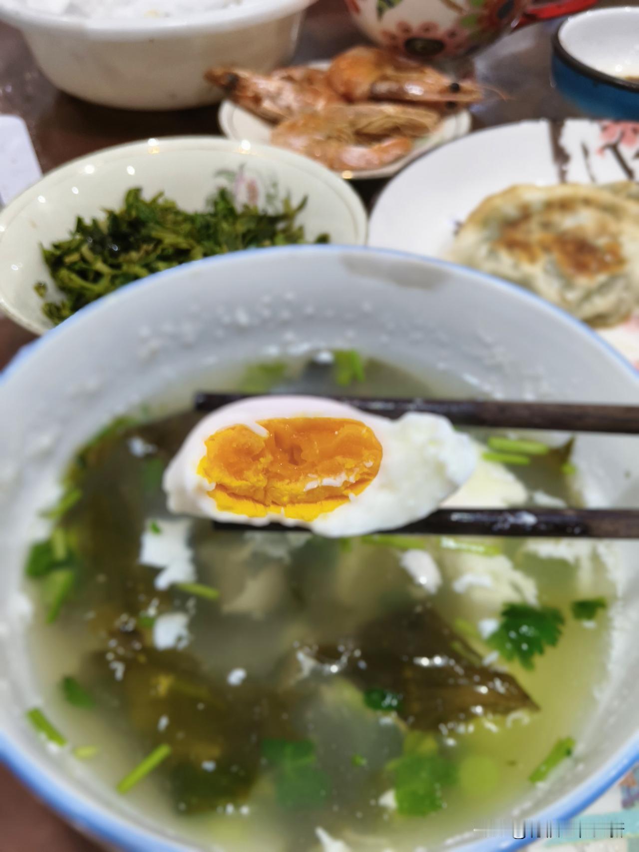 说实话，今早我做荷包蛋还是不成功！
昨天刷到做荷包蛋的视频，看了好几遍，人家做的