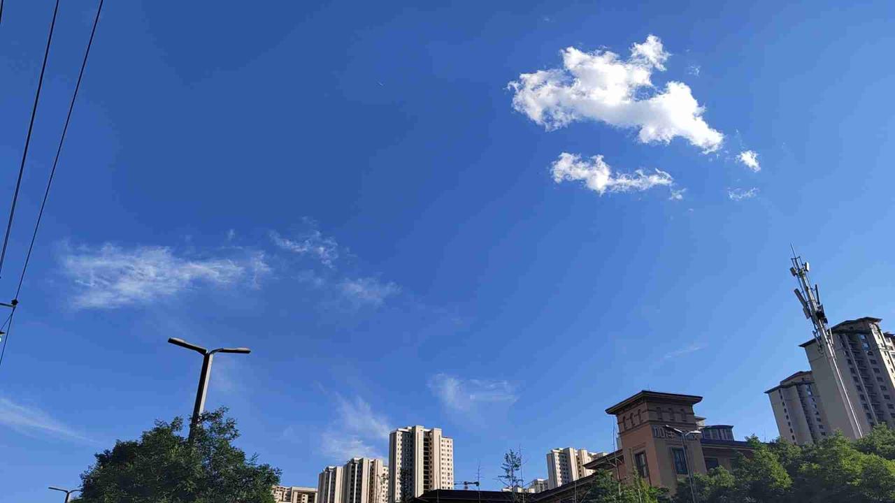 大部分人总是忙忙碌碌过着一成不变的生活，总是很少看天空

昨天下班回家，我抬头望