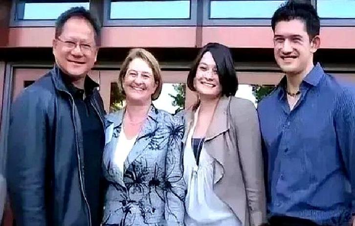 急报！围绕黄仁勋一家近照的讨论又起，话题一上桌，评论区气氛立马紧了！
 
据最新