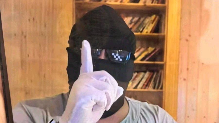 现在有些小偷真是嚣张到没边儿了！上海俩男子被手机店开除后，居然蒙面回店盗窃。凌晨