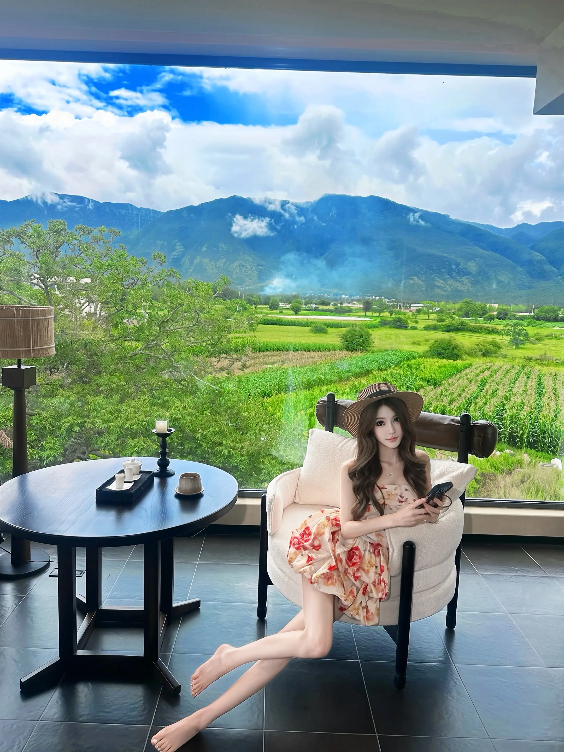 “该怎么形容这感觉”真想一直住在这个房间里 窗外是连绵田野铺向雪山 目...