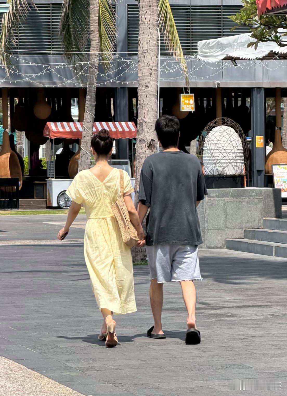 47岁高圆圆和老公赵又廷现身海南三亚旅游，夫妻俩在大热天牵手逛街，看起来好恩爱！