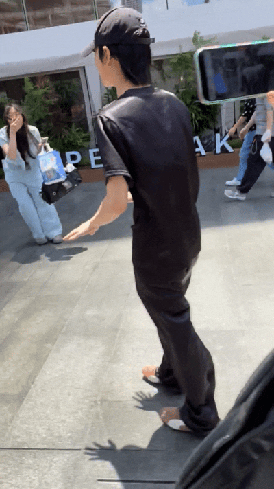 偶遇周震南跳广场舞周震南悄咪咪的跳广场舞 谁懂啊！周震南居然空降广场舞现场，还拉