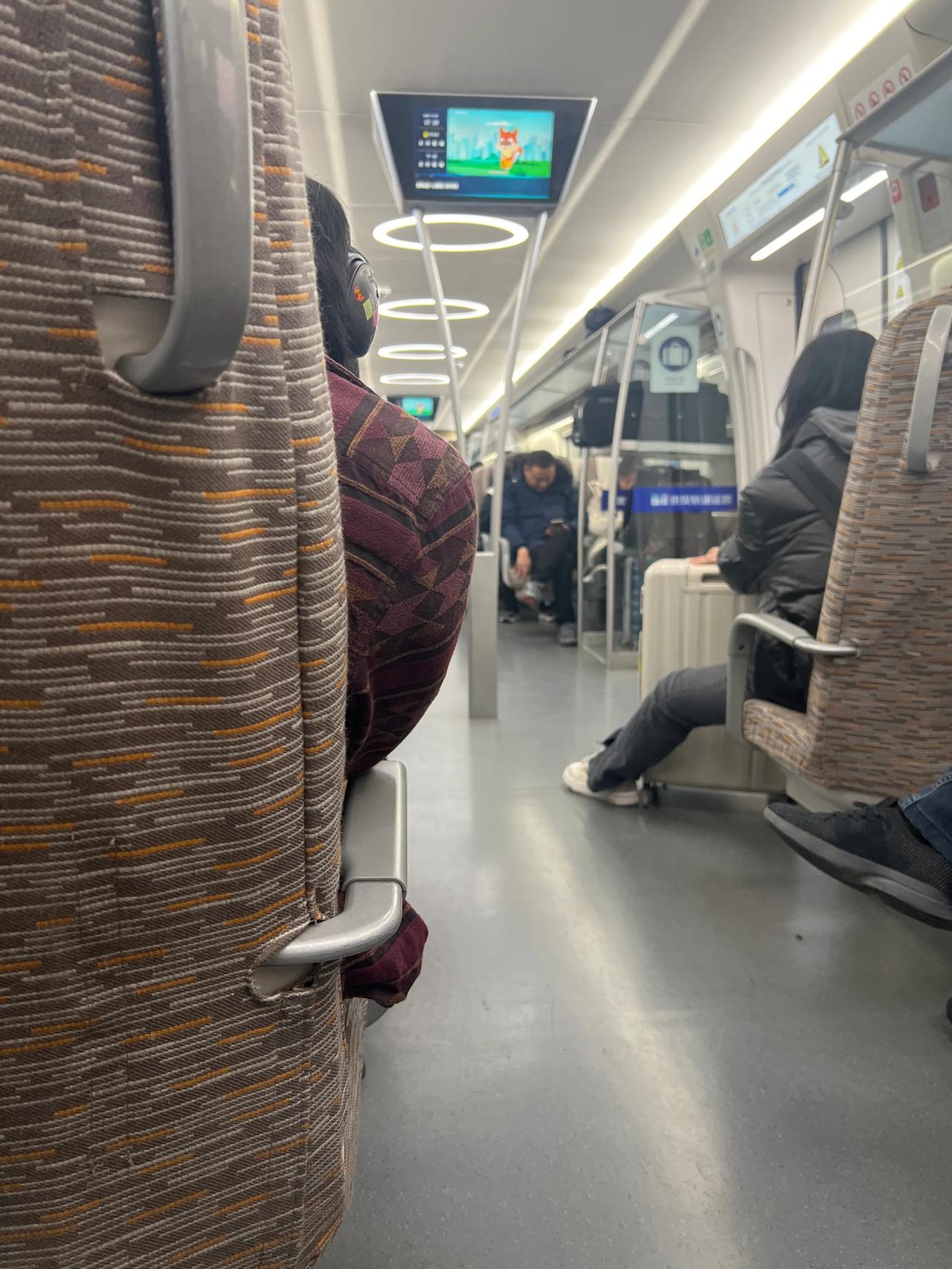 年龄吧，蓬勃的消费欲望是生命力的体现，背后需要能量的支撑，能量不够了，自然对什么