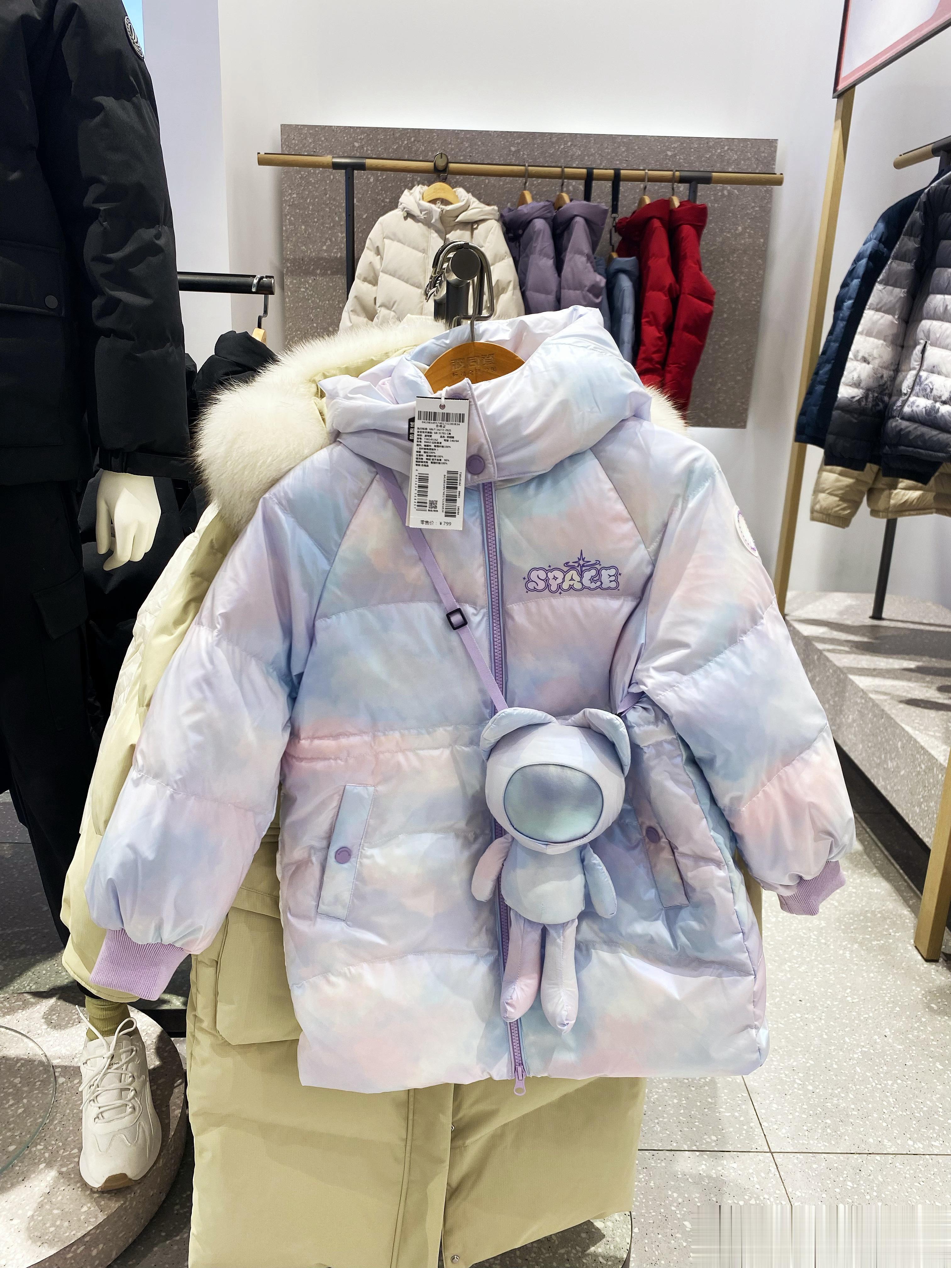 来逛商场一眼相中这款波司登的儿童羽绒服 设计感很棒 还配了小兔子包包太可爱了虽然