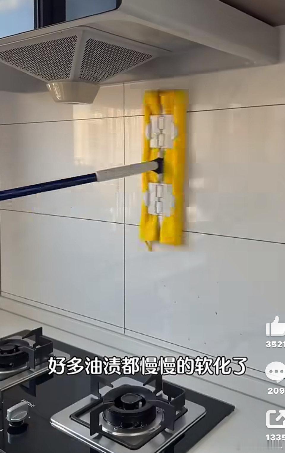 年轻人打扫卫生是有技巧的 衣柜换季衣物喷除味剂再收，拖地前先让吸尘器吸一遍毛发～