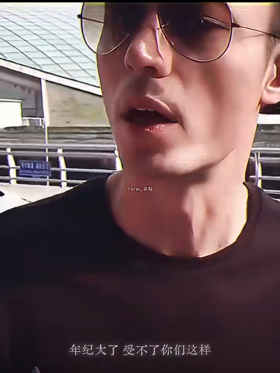 哈哈又嘴硬又心软 冷着脸还是给大家一个个签了 太可爱了