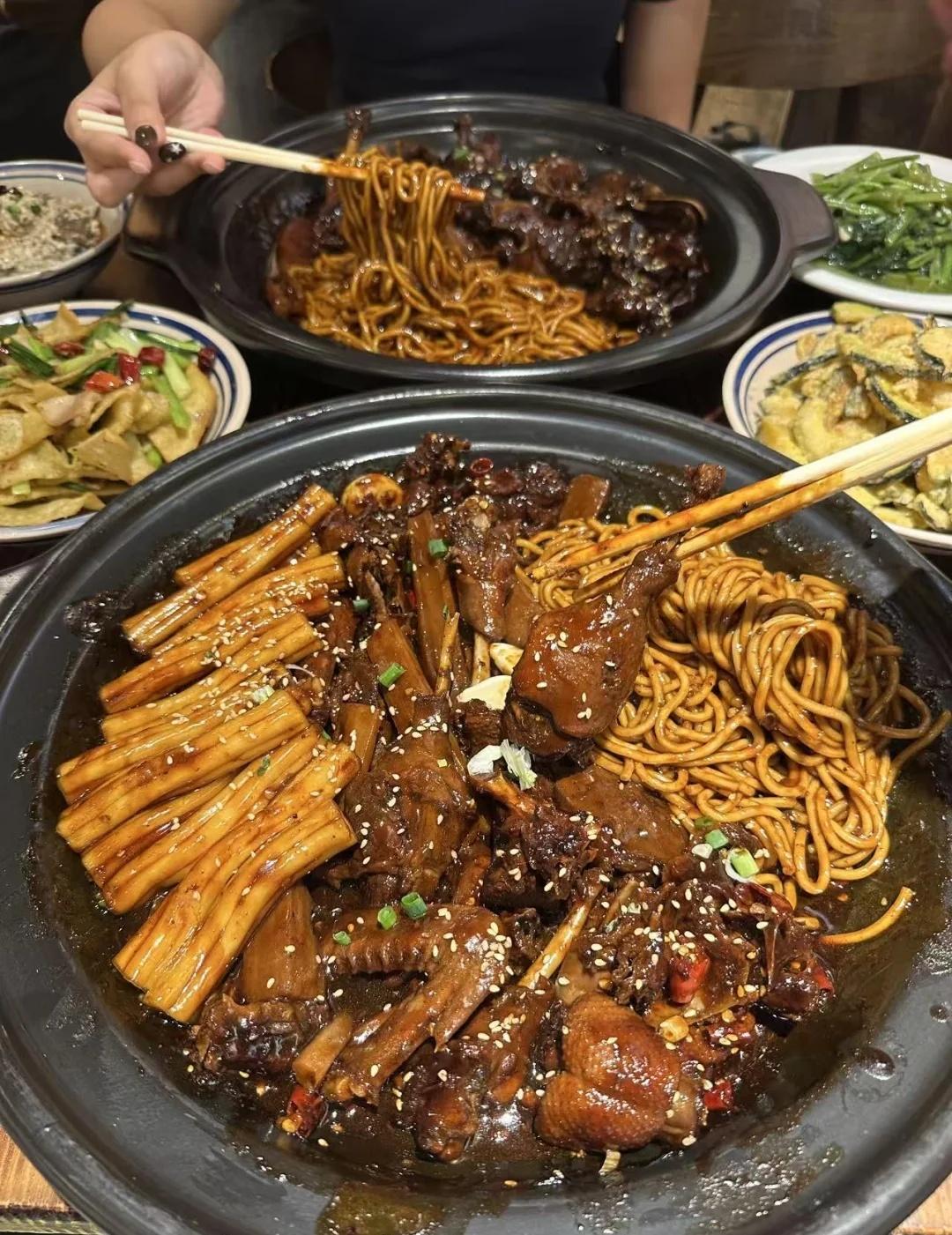谁能帮我从广州带一份这个！！！！
一直惦记着回味黑鸭煲，搭配粉耗子吃味道特别好。