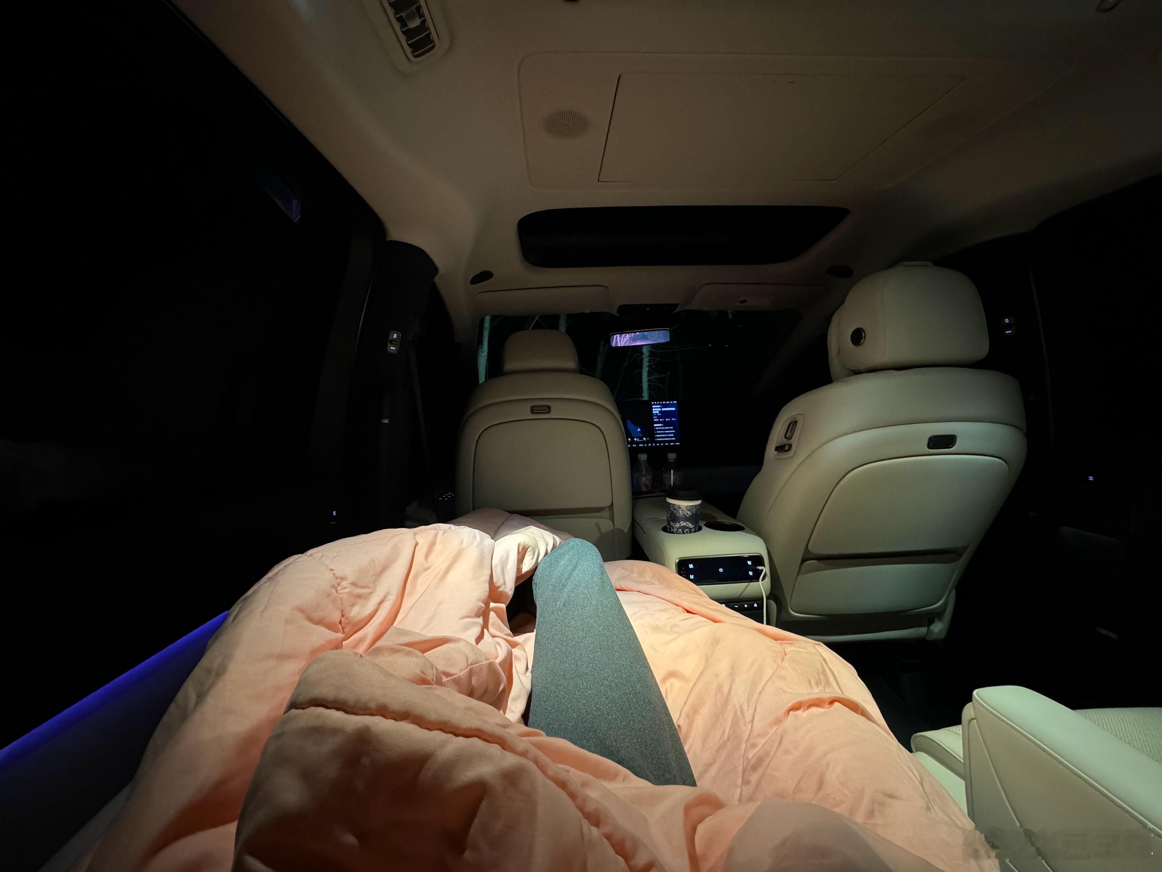 又睡车内 真温馨