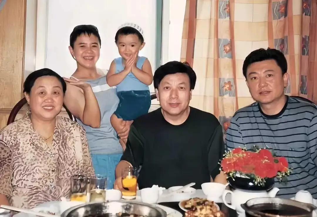 1999年，年轻的王宁和妻子刘纯艳，以及可爱的女儿王逸宸，留下了一张珍贵的留影。
