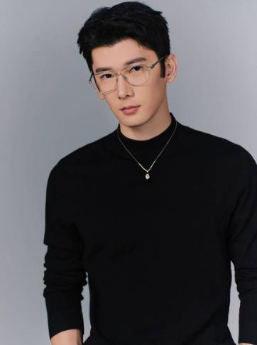 刘芮麟和老婆路边接吻 刘芮麟和圈外老婆吃完烤肉后，牵手途中接吻，样子很甜蜜。圈内