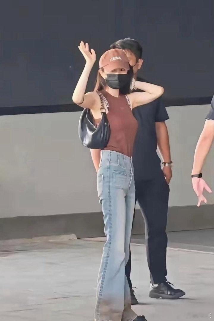 杨幂这个角度的私服，前凸后翘咋个消失了呢？