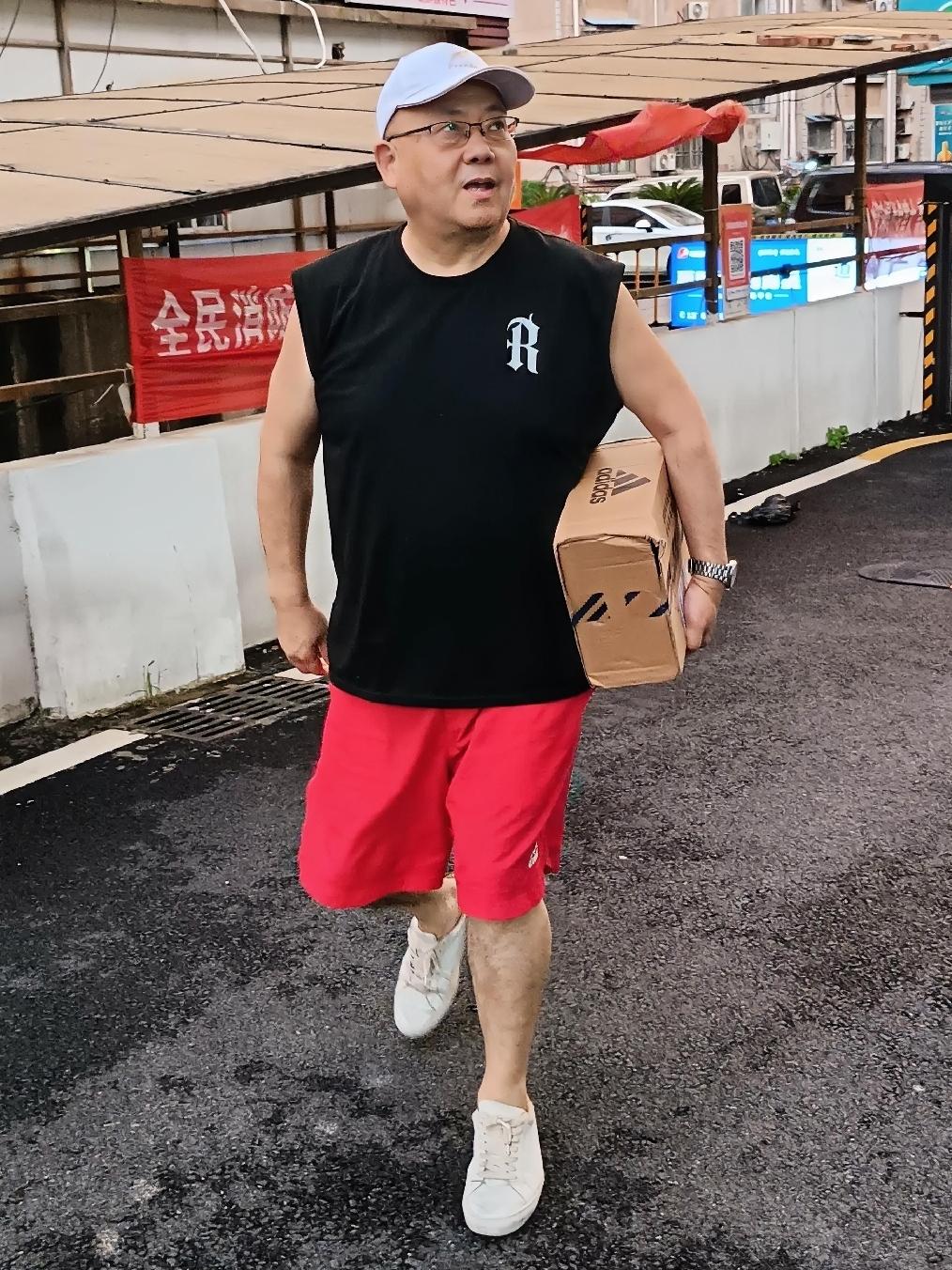 很多人多说老王很念“旧”，很多家用电器都老了，过时了，都舍不得扔掉去。

前段时