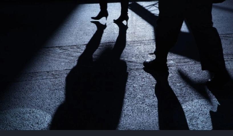 台湾高雄发生一起骇人听闻的性侵案件，一名印度籍男子尾随一名女妆男子入室，即便发现