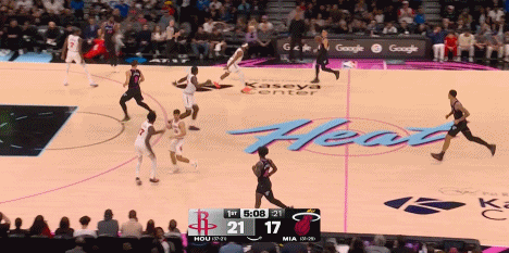 第一视角观察乌度卡与伊森对喷的导火索！
第一节打到6分53秒，热火球员希罗持球进