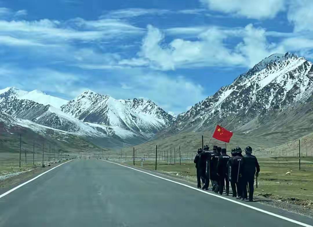 你有没有想过，站在中国的一个县城里，一脚就能踩到三个国家？

塔什库尔干。中阿边