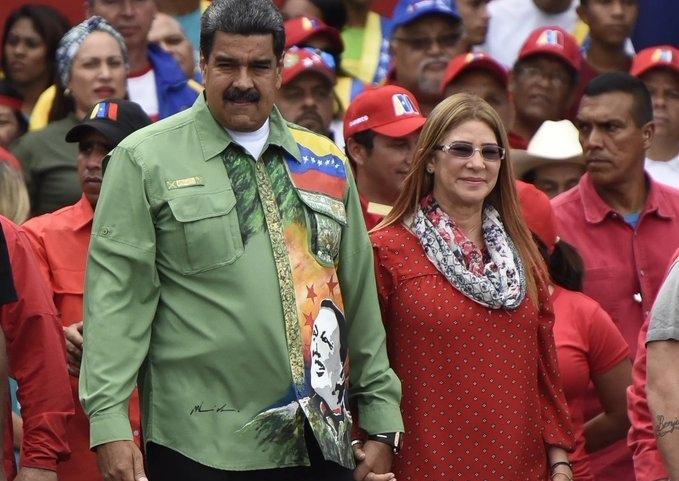 据路透社援引委内瑞拉副总统罗德里格斯的话报道，委内瑞拉当局目前尚不清楚马杜罗及其