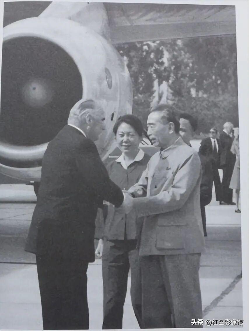 1973年9月，周恩来到机场迎接前来访问的法国总统蓬皮杜。