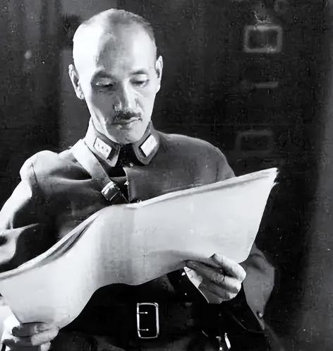 1945年8月29日的清晨，蒋介石盯着手里的毛主席照片出神，看了半晌后，突然问身