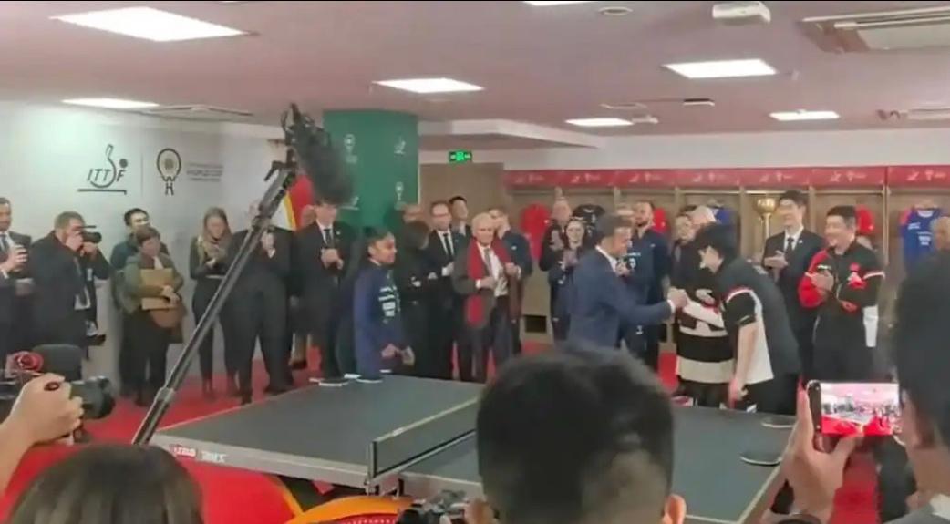 12月5日消息，12月5日下午，法国总统马克龙前往四川省体育馆，看望了2025年