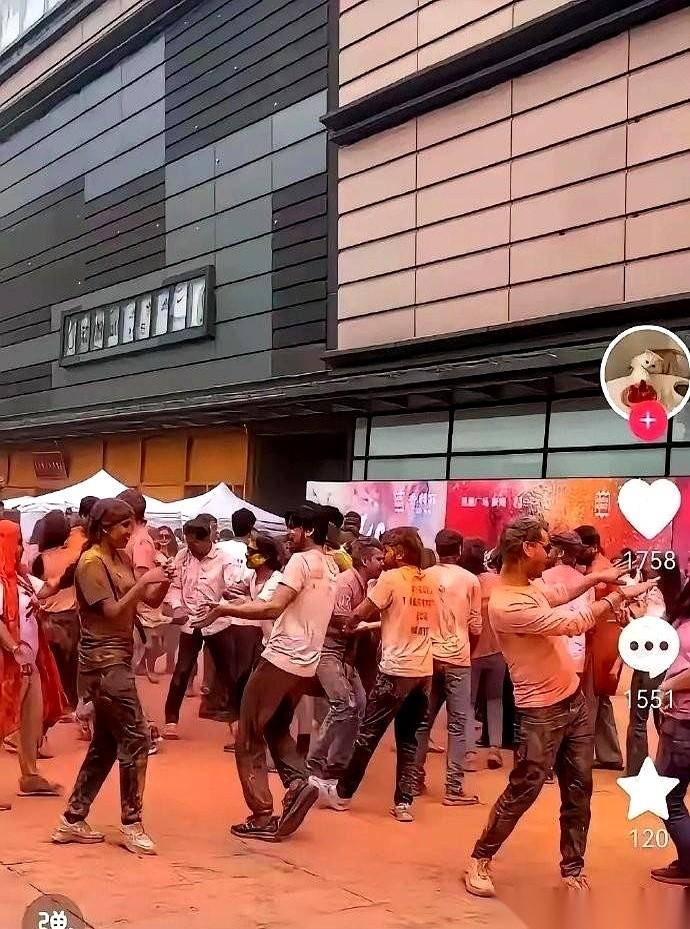 成都街头，印度人的洒红节狂欢刚结束。
人群散去，留下的不是什么五彩斑斓，而是一摊