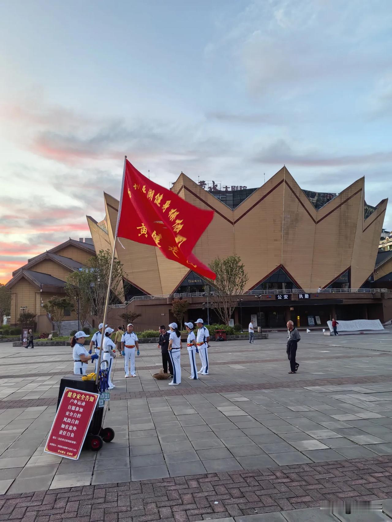 五点半的晨光里，团旗飘起的那一刻，一切都值了

清晨五点半，天边刚泛起鱼肚白，黄