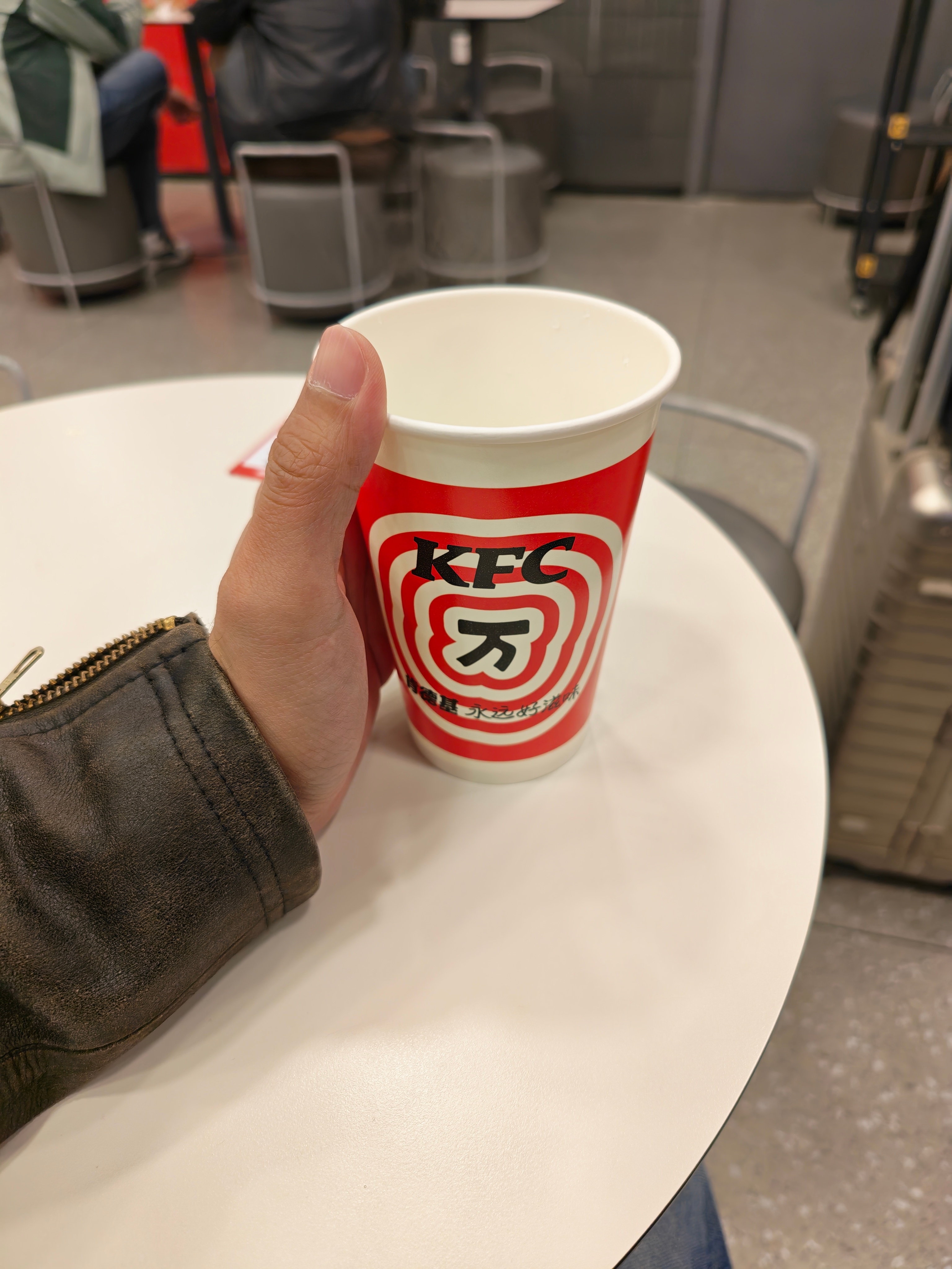 来肯德基想点杯热牛奶，服务员说没有热牛奶，有热茶，我说不太想喝茶了。结果服务员说