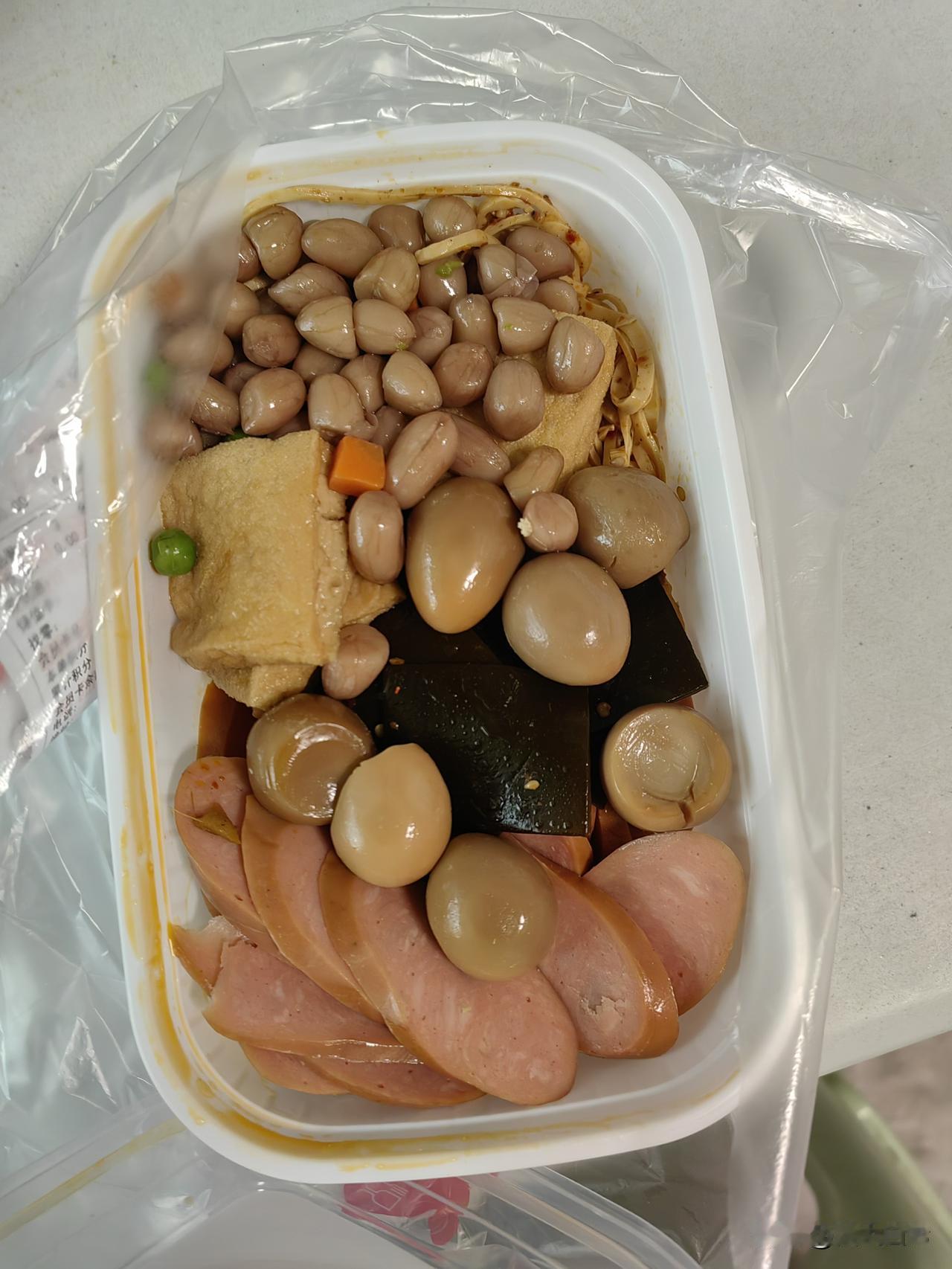 这是刚才买的大头卤菜，都是素菜，21 元，这样分量的猪头肉，也差不多只要 20 