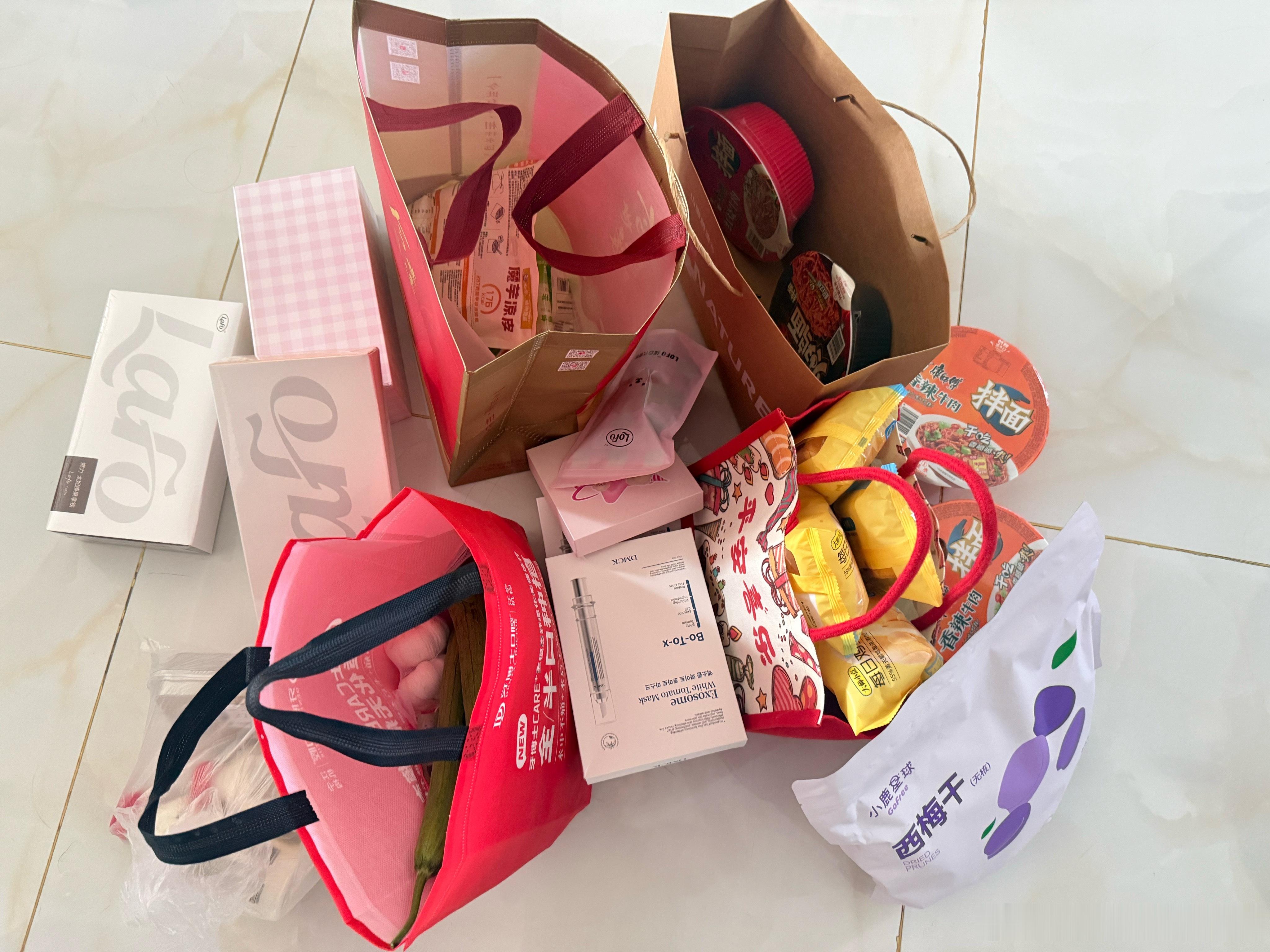 去姑老太家蹭饭，然后拎了四袋吃的用的回来[允悲]连吃带拿[笑cry][笑cry]