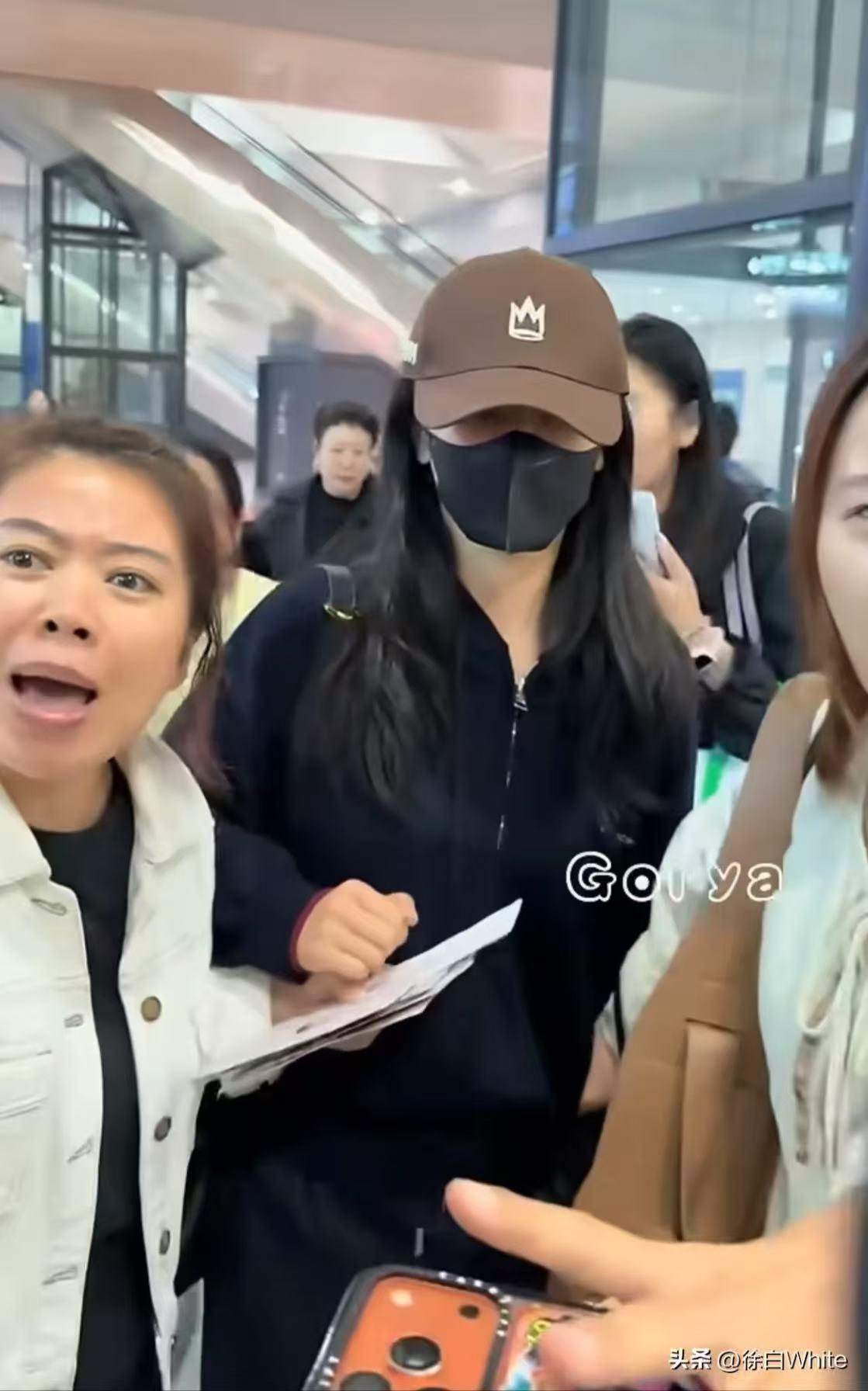 杨紫表姐脸都气红了！

在昆明站太可怜了，除了表姐和另外一名女助理外，一个安保人