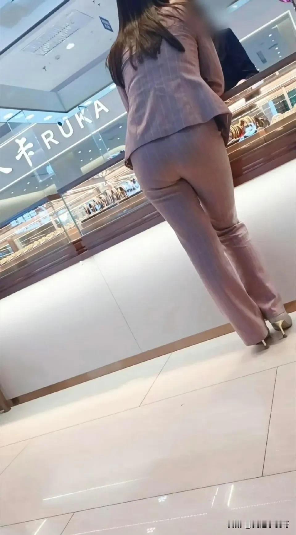 猜一下阿姨多大了？