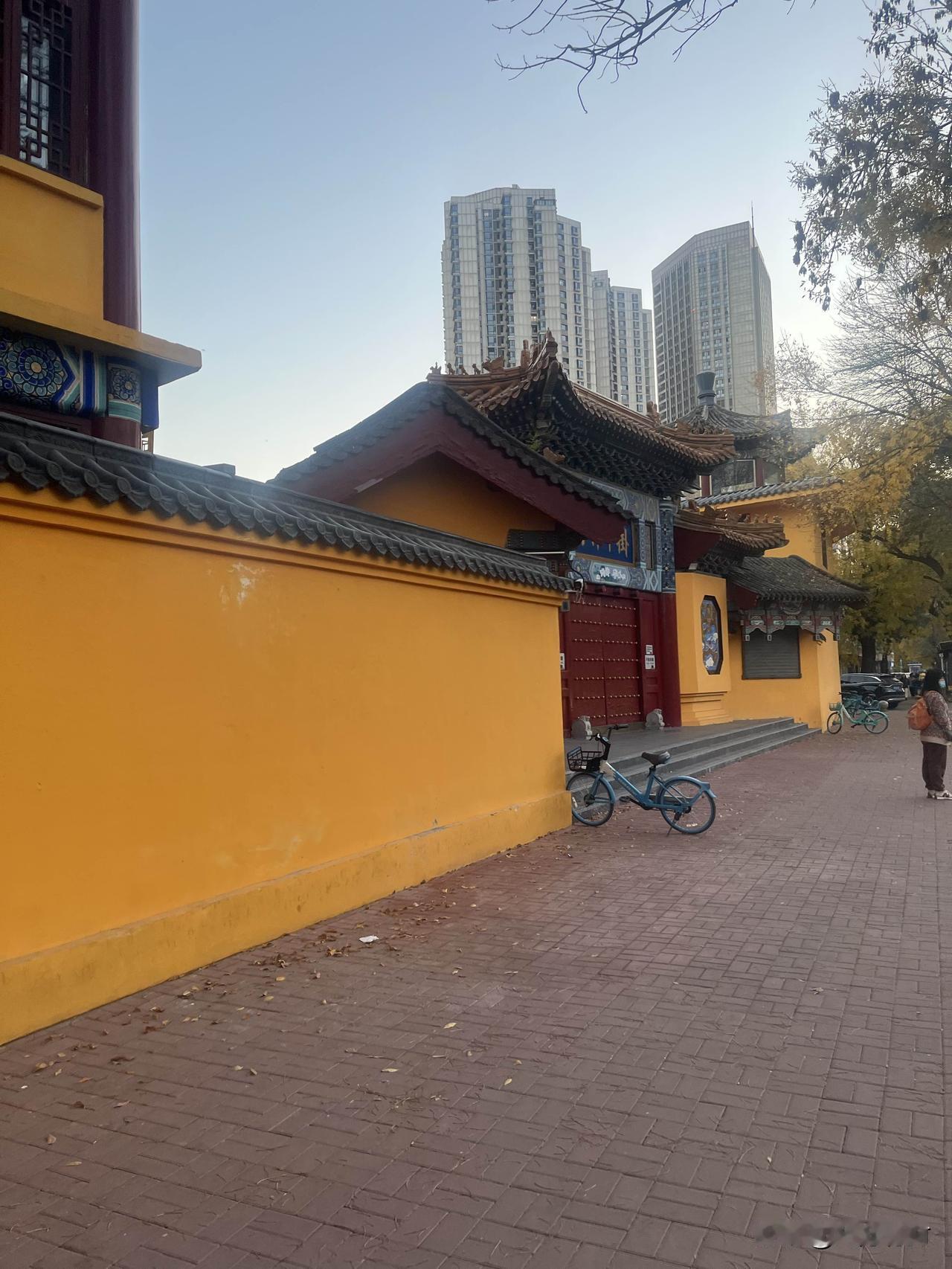 明黄院墙浸在秋阳里，釉色暖得发糯。朱红门钉泛着暗金，飞檐翘角勾着几缕流云，琉璃纹