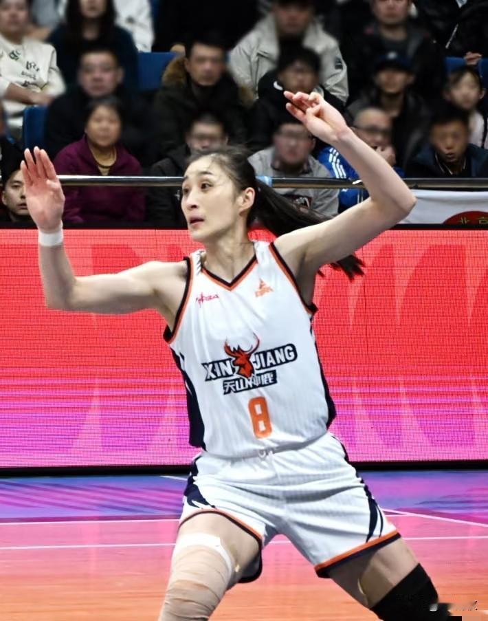 王雪朦今晚打疯了，天山神鹿一个人第二节打花了整个石家庄女篮！
本来以为新疆女篮客