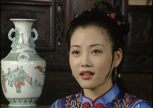 张国立御用女歌手戴娆，曾经历人生起伏与情感波折。走过半生曲折，她终于在人生路上遇