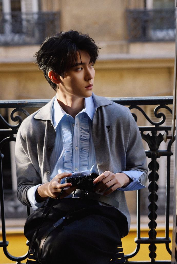 周翊然 男生出片姿势 跟着周翊然学出片姿势，单手插兜往那一站，简约又高级，巴黎男