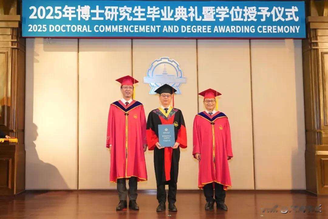 没有论文也能博士毕业。在哈工大2025年博士生毕业典礼暨学位授予仪式上，卓越工程