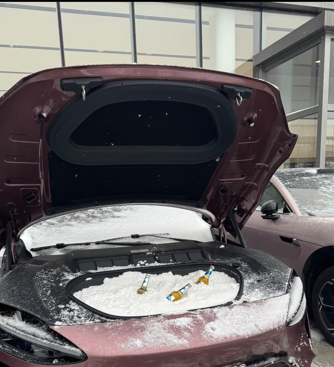 雪花啤酒，勇闯天涯，电车的前备箱还可以这样用，可以一边啤酒一边火锅