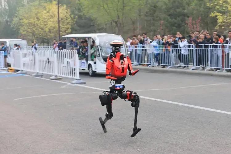 在刚结束的2026亦庄人形机器人半马上，属实被荣耀这俩“选手”惊艳到了！“闪电”