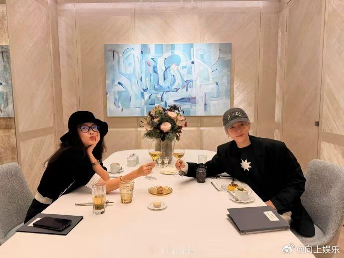 刘雨昕章子怡餐桌合照 刘雨昕章子怡餐桌合照，刘雨昕晒和章子怡的合照，一些梦幻同框