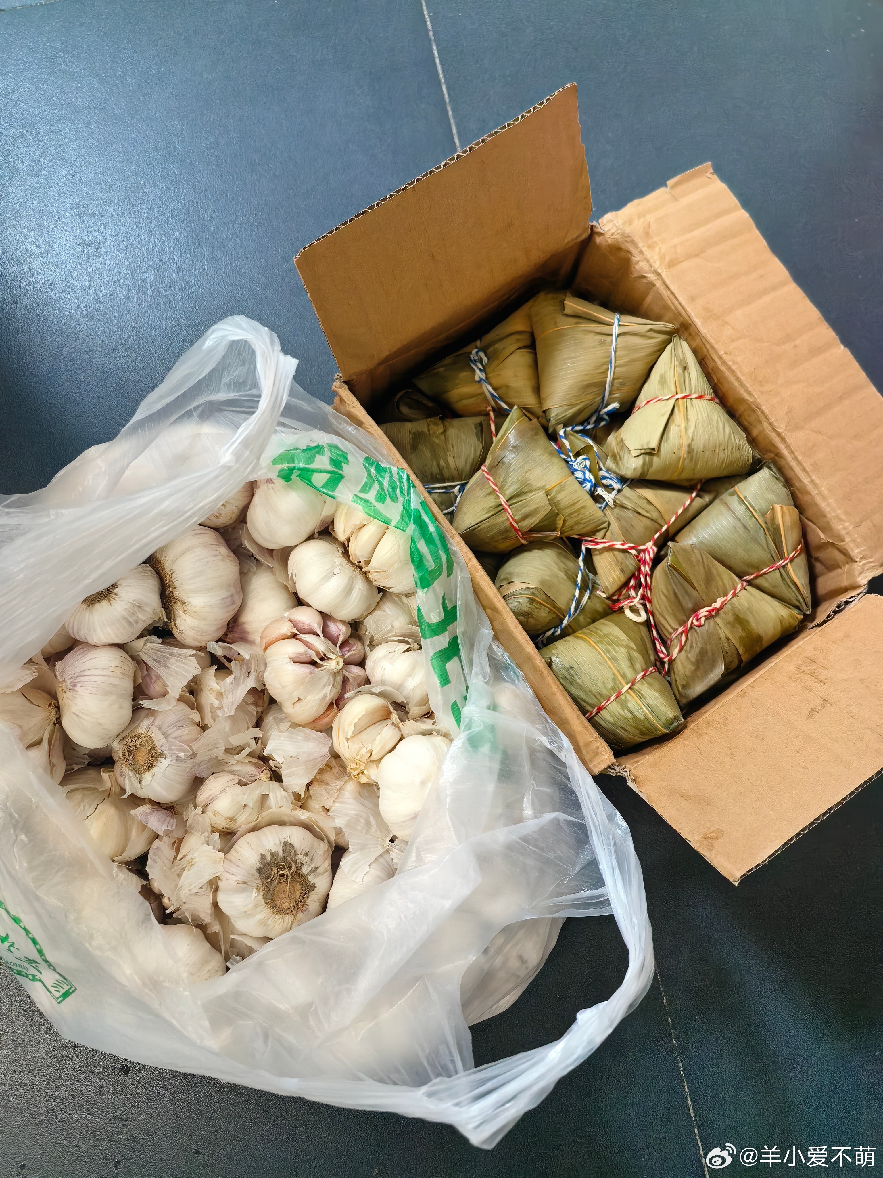 父母的爱是真纯粹啊！一大早又收到婆婆寄来的大蒜和粽子，蒜是她朋友自己种的，寄了两