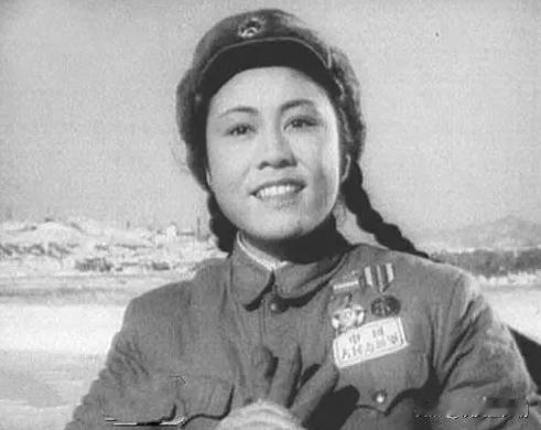 1951年，几名志愿军战士正沿着公路搜索，突然听到路边的草丛里，传来一声微弱的呼