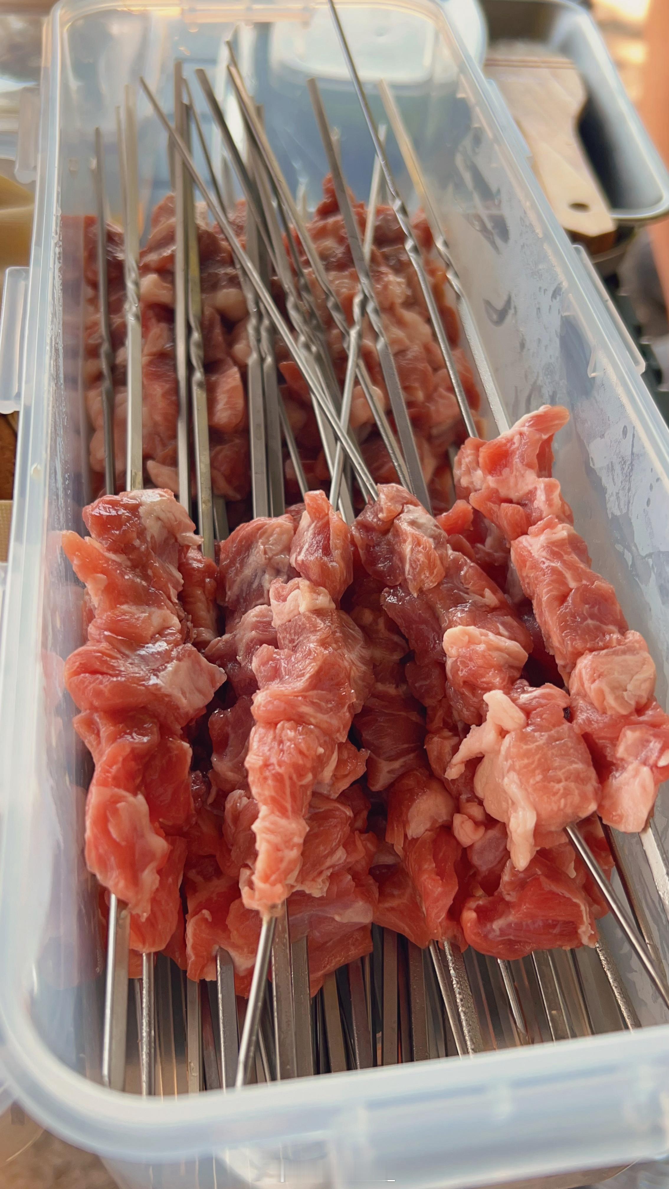 烧烤没吃够啊…猪梅花肉、羊肉、五花肉卷金针菇和苏子叶、鱼丸、肥肠、香菇、菜卷、干