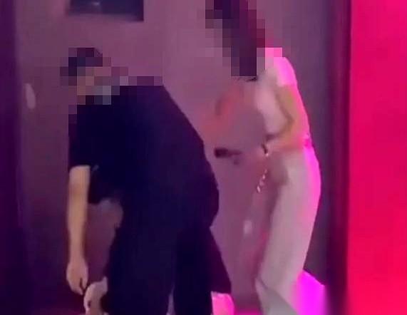 上个厕所的功夫，绿帽子就扣头上了？
换你你炸不炸？
河南一哥们带老婆去酒吧，自己